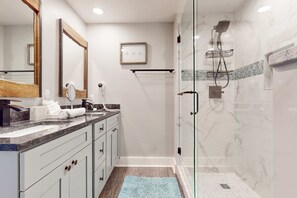 Shower, hair dryer, towels - 2BR condo with private balcony & pool access (Miramar Beach)