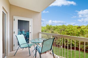 Property grounds - 2BR condo with private balcony & pool access (Miramar Beach)