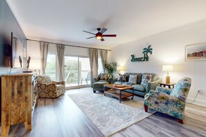 TV, DVD player, stereo - 2BR condo with private balcony & pool access (Miramar Beach)