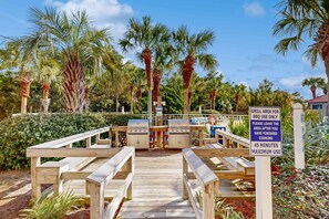Outdoor dining - Exclusive 2BR | Beach Access & Pool (Miramar Beach)
