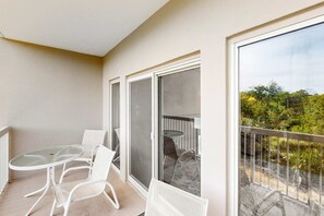 Outdoor dining - Exclusive 2BR | Beach Access & Pool (Miramar Beach)
