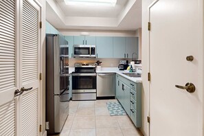 Fridge, microwave, oven, stovetop - Exclusive 2BR: Beach, Pool, Hot Tub (Miramar Beach)