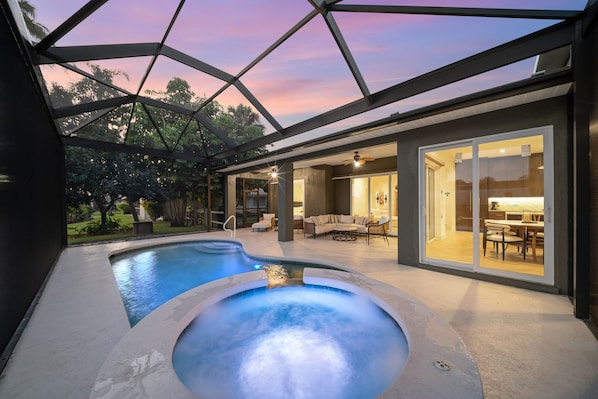 A heated pool - New! Longboat Oasis-2 Ensuite's Heated Saltwater Pool and Spa! (Naples)