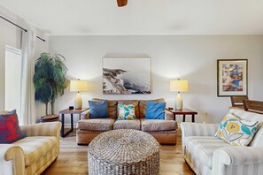 TV, DVD player - 2BR condo with pool, hot tub & beach access (Miramar Beach)