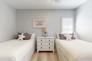 3 bedrooms, iron/ironing board, internet, bed sheets - Steps to Beach & Pools, 3BR Resort Condo (Miramar Beach)