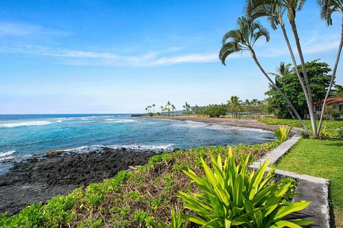 NEW LISTING 
Beautiful Kailua Kona 2-bed 2-bath condo w/AC in at KKSRC by beach