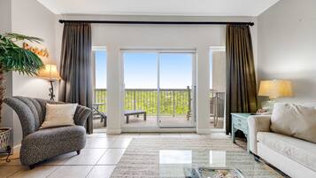 Een televisie, een dvd-speler en een stereo