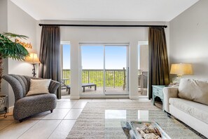 Een televisie, een dvd-speler en een stereo