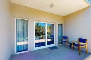Terrace/patio - Steps to beach, cozy retreat with pool access (Miramar Beach)