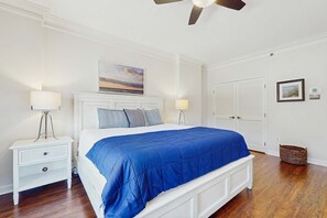 1 bedroom, WiFi, bed sheets - Steps to beach, cozy retreat with pool access (Miramar Beach)
