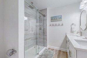 Shower, hair dryer, towels - 2BR Resort Condo: Balcony, Pool, Beach Access (Miramar Beach)