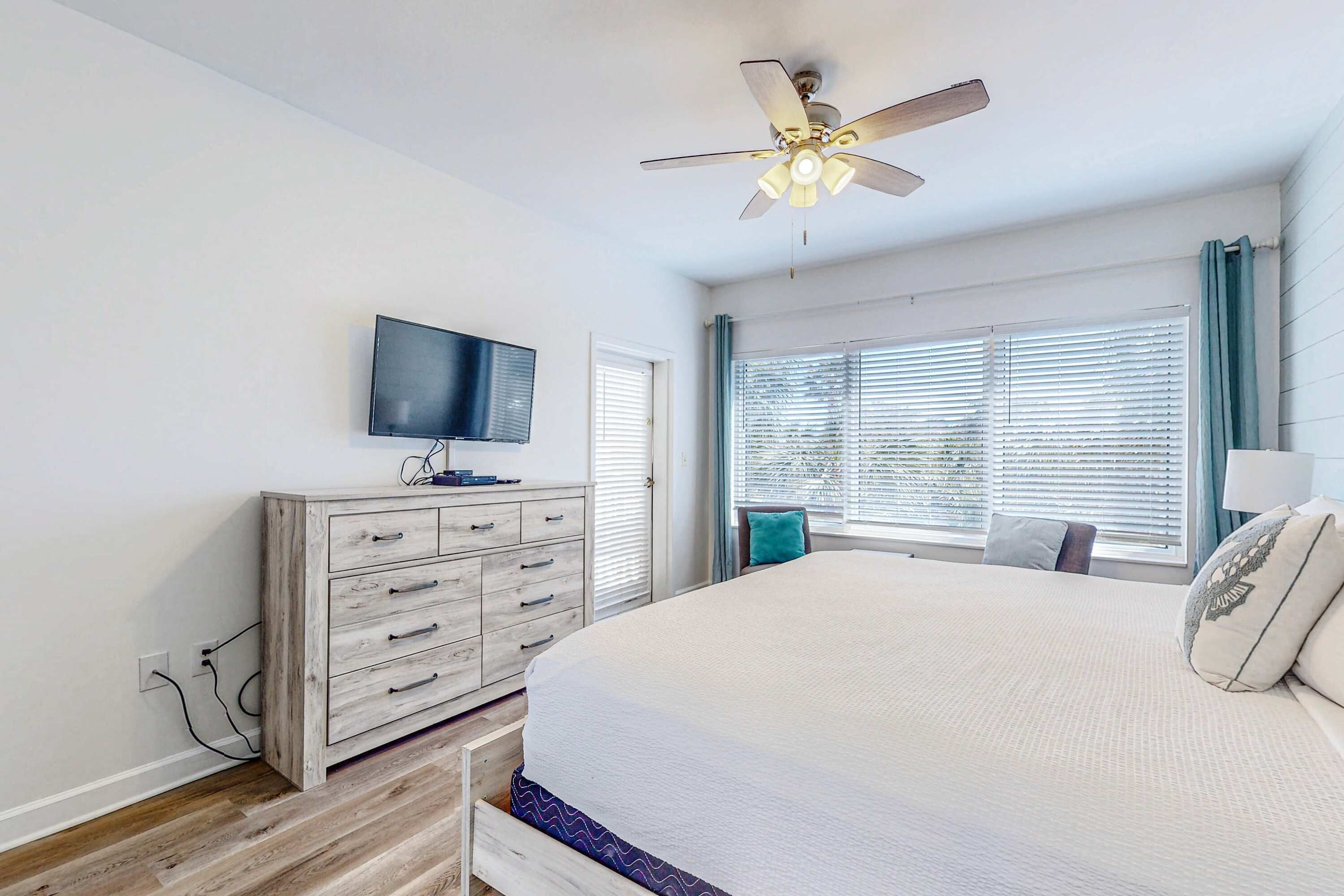 2 bedrooms, iron/ironing board, WiFi