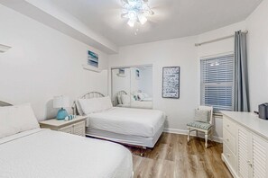 2 bedrooms, iron/ironing board, WiFi - 2BR Resort Condo: Balcony, Pool, Beach Access (Miramar Beach)