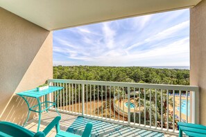 Property grounds - Scenic balcony views & resort pool access (Miramar Beach)