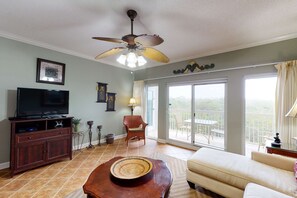 Een televisie, een dvd-speler en een stereo