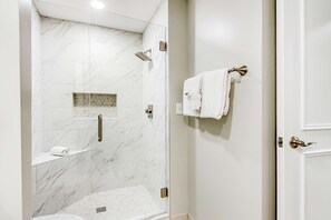 Shower, hair dryer, towels - Exclusive studio: Gulf views, resort perks (Miramar Beach)