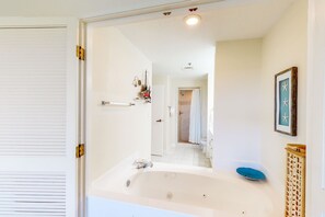 Shower, hair dryer, towels - Studio for 2: pool, beach access & balcony (Miramar Beach)