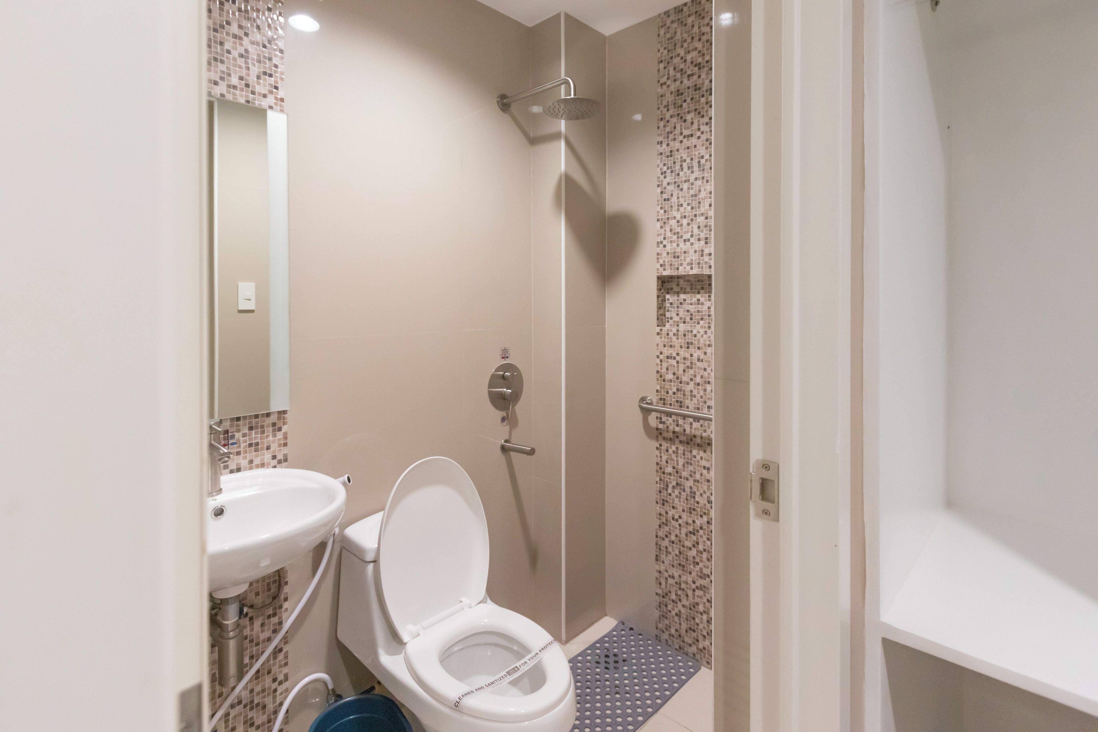 Deluxe Room | Bathroom | Shower, free toiletries, towels, toilet paper