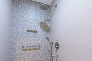 Huone (Regular Garage) | Kylpyhuone | Suihku, ilmaiset hygieniatuotteet, tohvelit, pyyhkeet