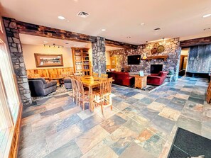 Smart TV - Center of it all – Closest to Gondola, Village Views, Sleeps 4, Full Kitchen (Keystone)