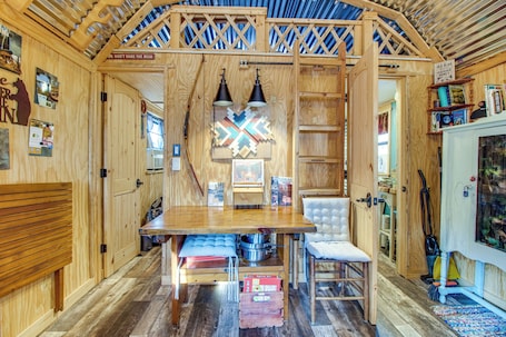 Interior. Hike the Ouachitas! Remote Mtn Hideaway w/ Trails