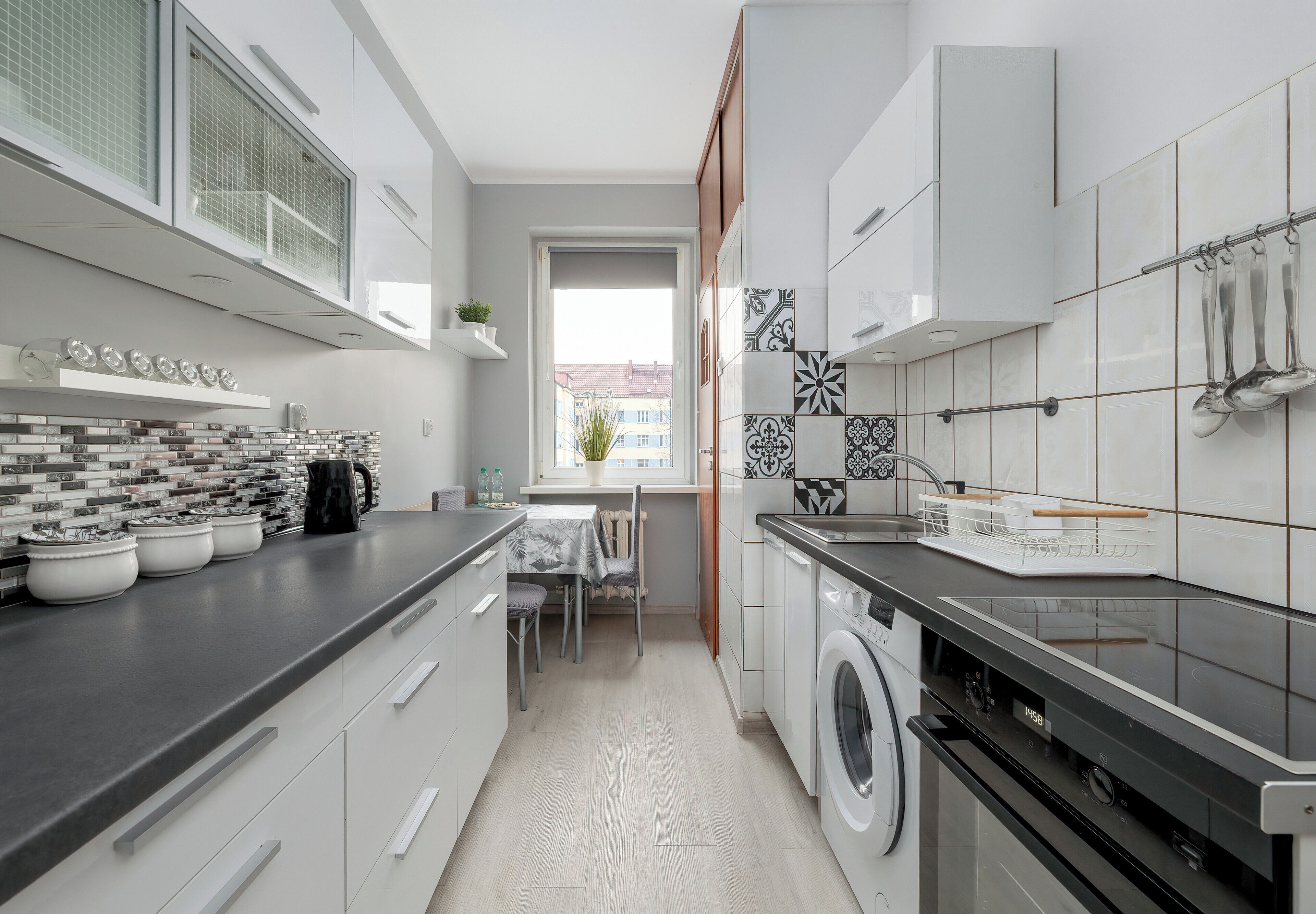 Frigorífico, microondas, horno y placa de cocina