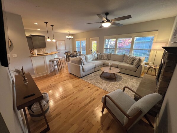 Smart TV - Beautiful 4-bedroom Home with Hot Tub Near BSU and Downtown (Boise)