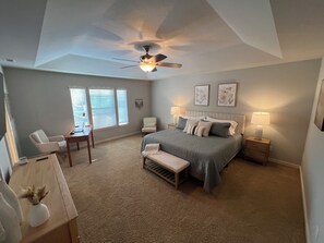 Iron/ironing board, free WiFi, bed sheets - Beautiful 4-bedroom Home with Hot Tub Near BSU and Downtown (Boise)