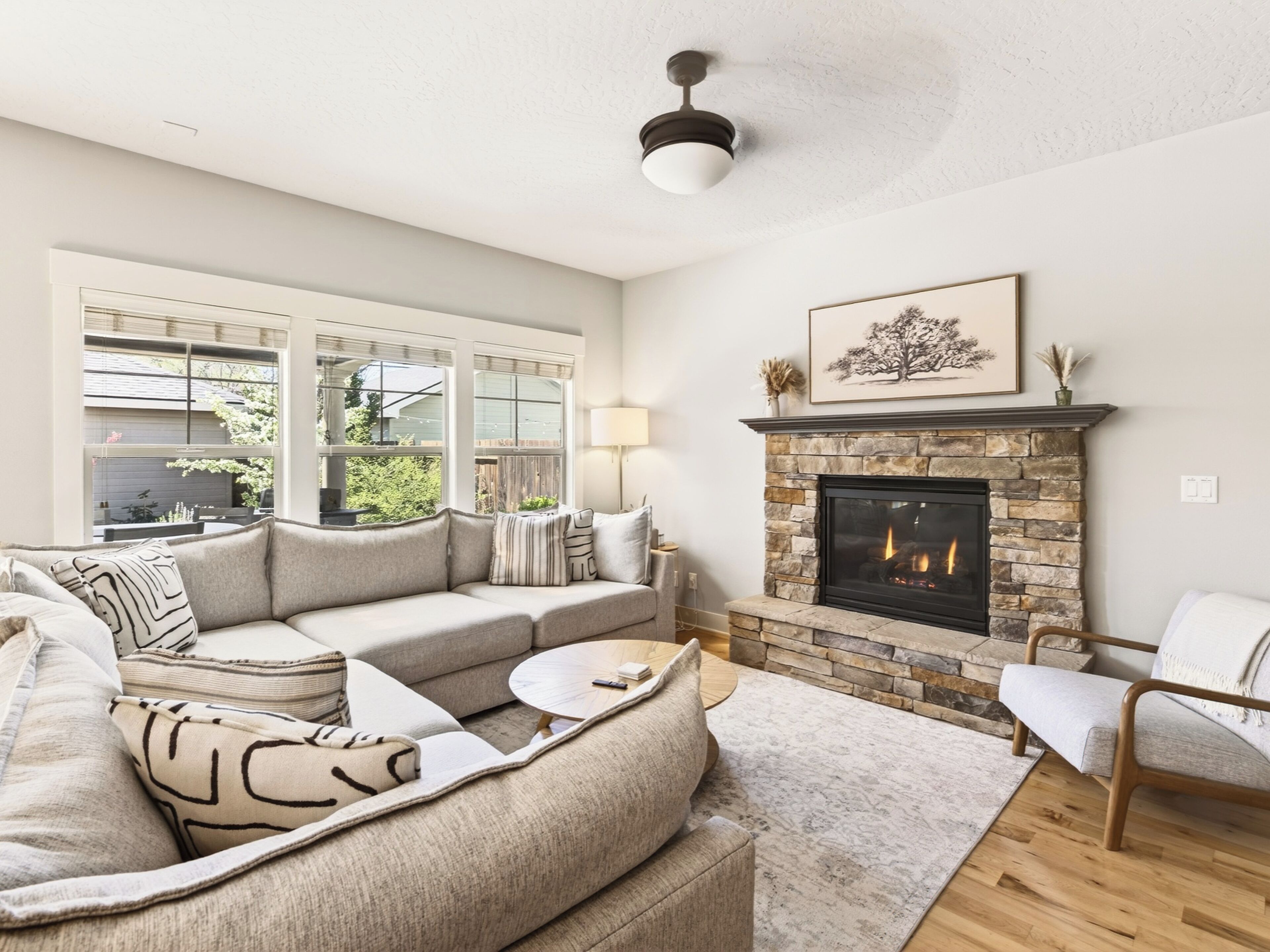 Smart-tv, een open haard en boeken