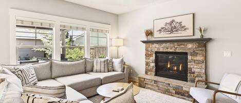 Smart-tv, een open haard en boeken