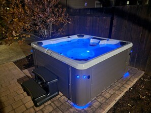 Outdoor spa tub - Beautiful 4-bedroom Home with Hot Tub Near BSU and Downtown (Boise)