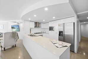 ثلاجة، ميكروويف، موقد طهي مسطح، غسالة أطباق