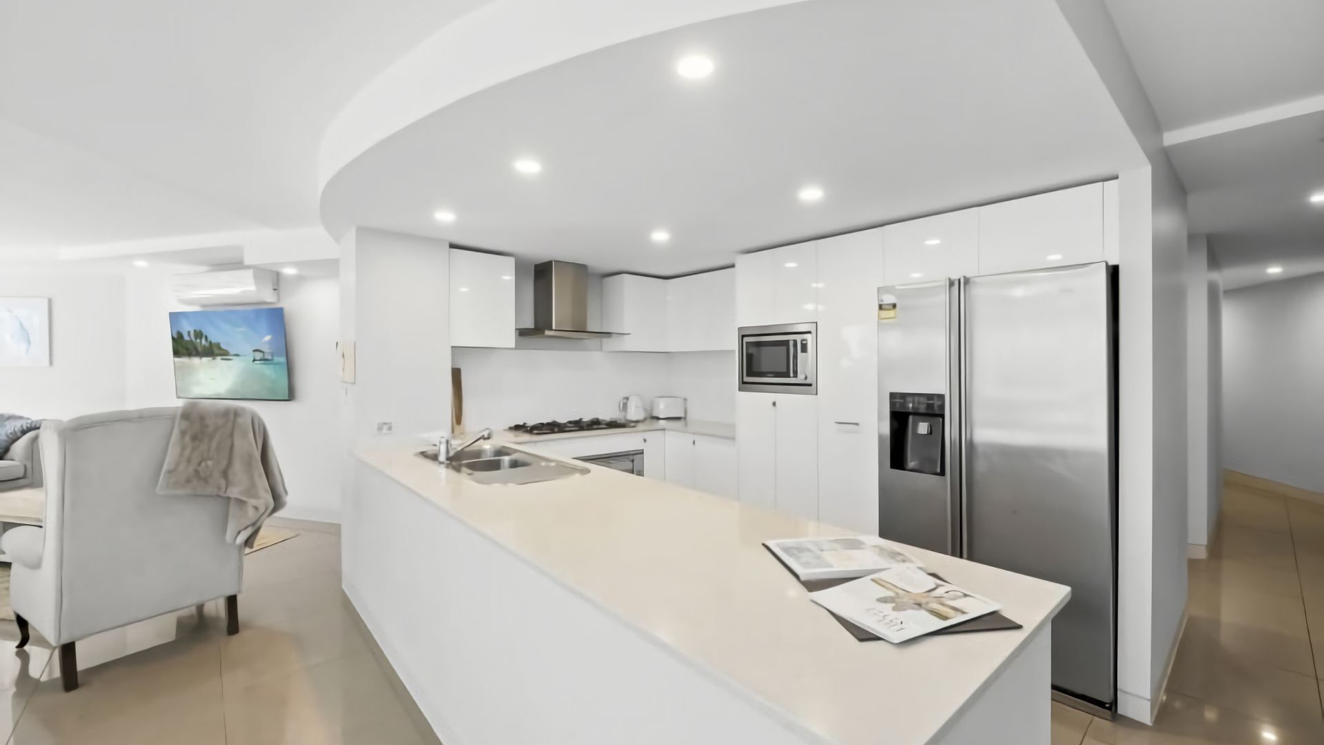 Kühlschrank, Mikrowelle, Herdplatte, Geschirrspüler