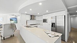 Fridge, microwave, stovetop, dishwasher