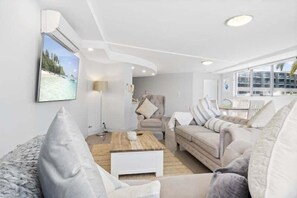 Living area - Family-Friendly with 2 TVs & Rooftop Pool (The Entrance)