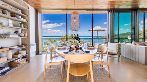 Cantilever Seaview Pavilion - Spectacular water views, pool & air con.