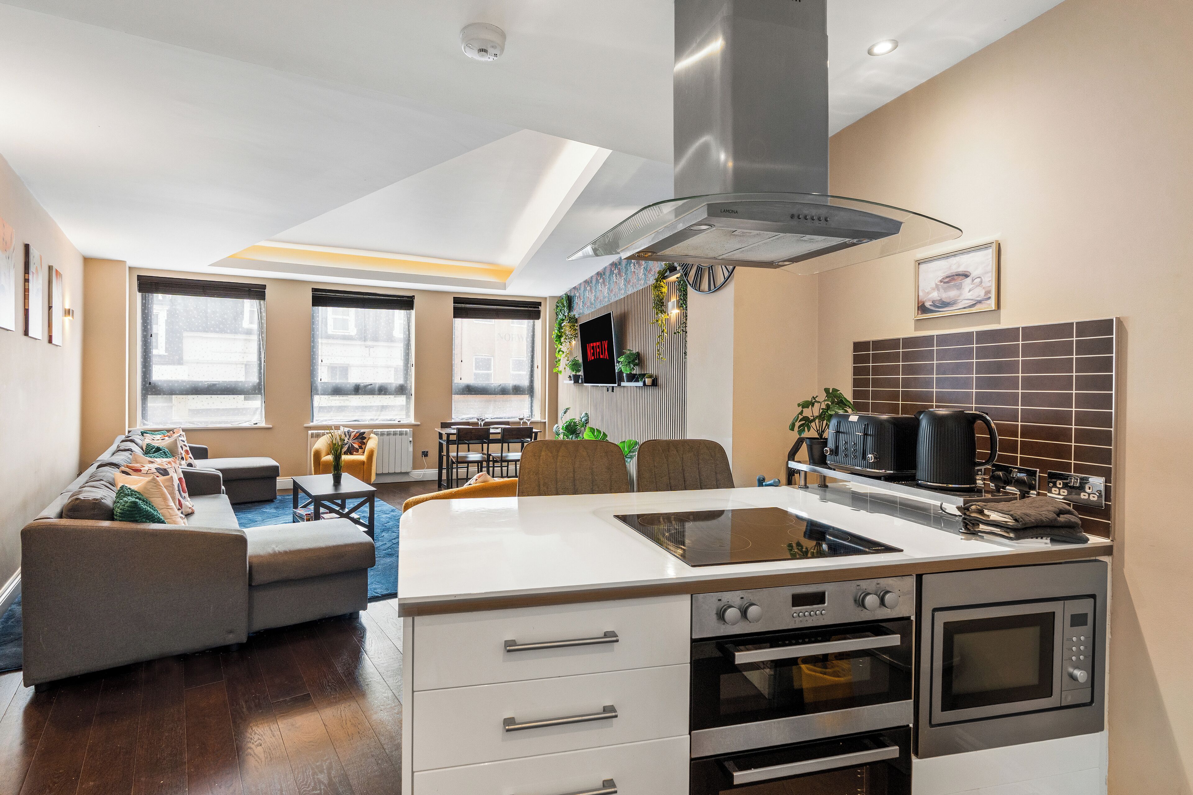 Frigorífico, microondas, horno y placa de cocina