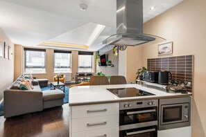 Frigorífico, microondas, horno y placa de cocina