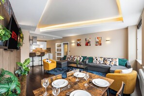 Smart TV, books - Spacious Modern 2-Bedroom Apartment in Brighton, Walk to Beach, Sleeps 10 (Brighton and Hove)