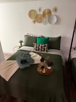 Iron/ironing board, WiFi, bed sheets, wheelchair access - Modern Studio Apartment Pool & Gym Access Ideal for Relaxing Stays in Houston (Houston)