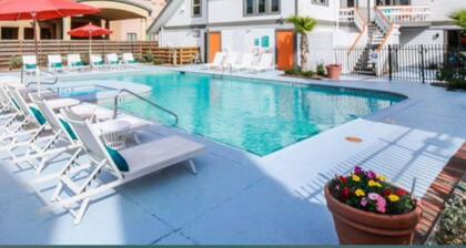 Modern Studio Apartment Pool & Gym Access Ideal for Relaxing Stays in Houston