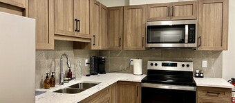 Atya’s Blue Burrow – Cozy Guest Suite in Seton | Smart TV, Parking, Laundry