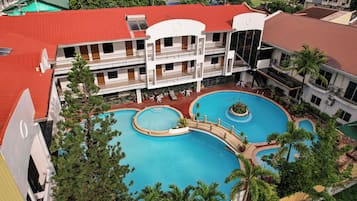 3 piscinas al aire libre