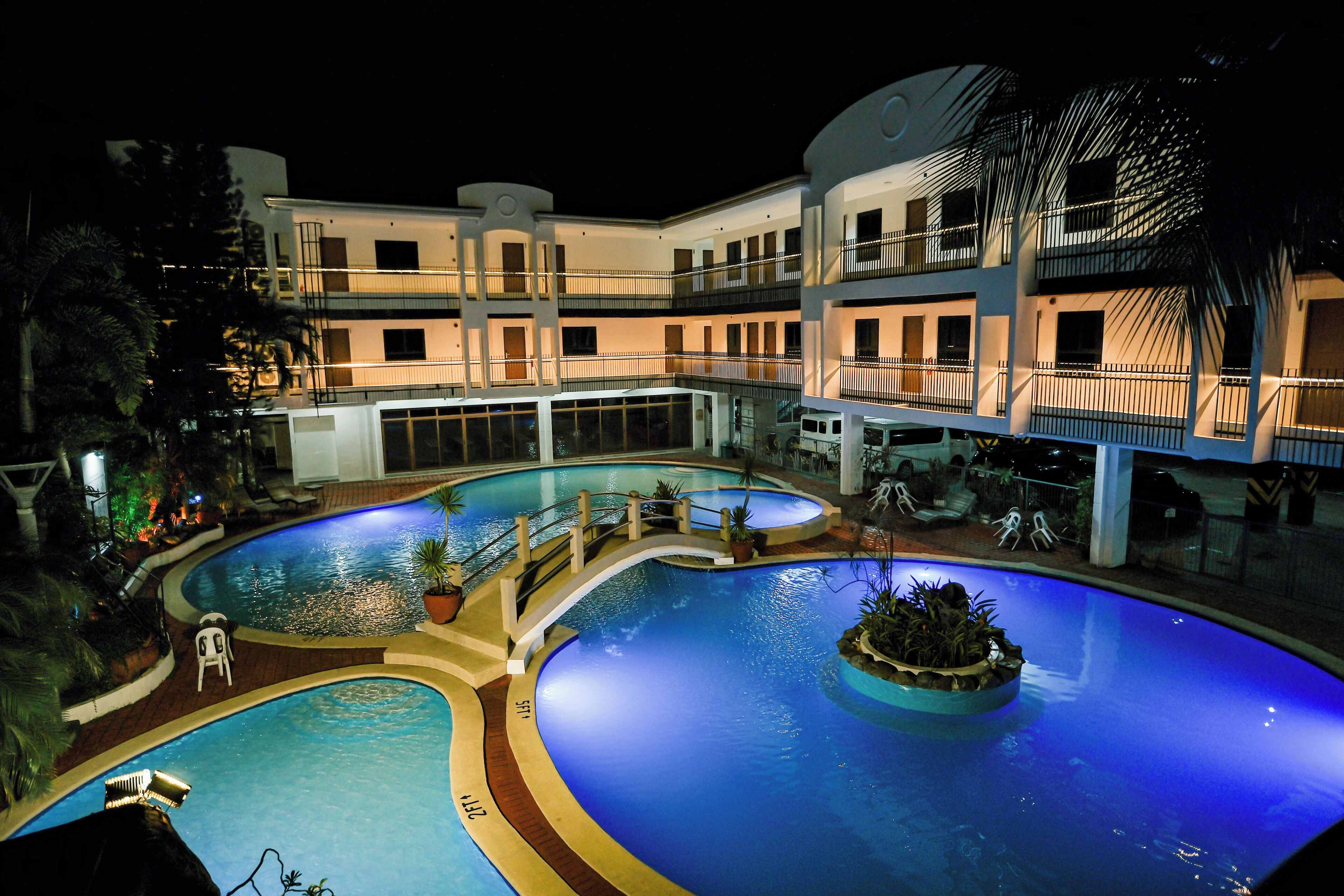 3 piscines extérieures