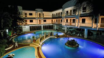 3 piscinas al aire libre