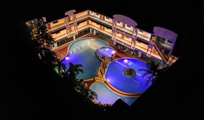 3 piscines extérieures