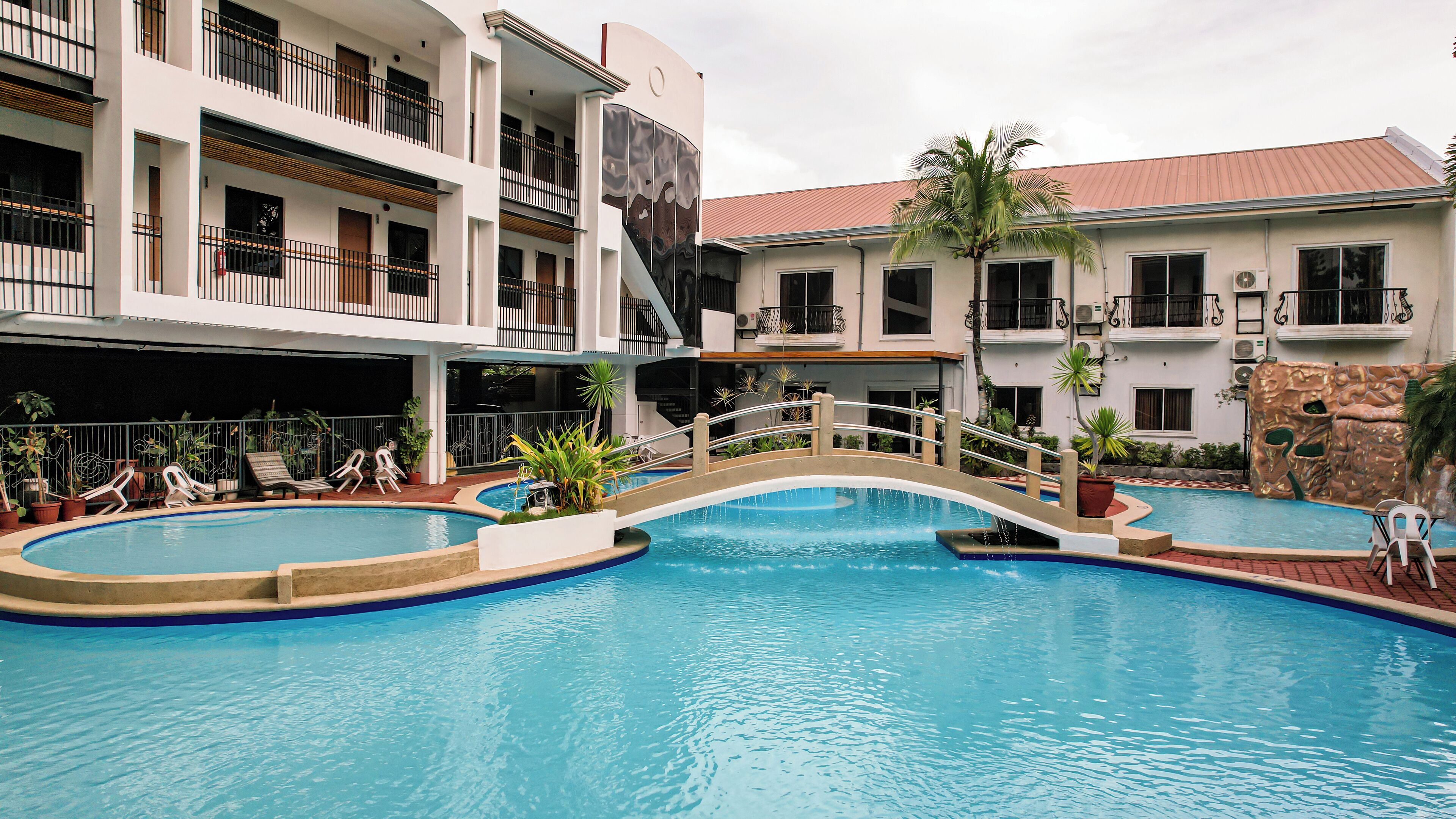 3 piscines extérieures