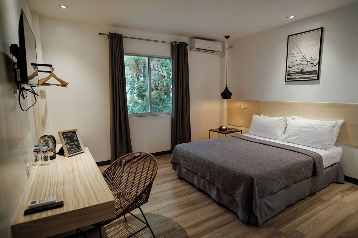 Premium Single Room | Desk, free WiFi