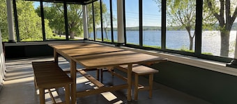 Lakefront Farmhouse on Lake Champlain - Sleeps 12 - Fall Weekends