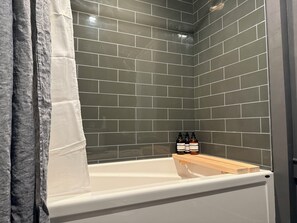 Douche, sèche-cheveux, serviettes fournies, savon